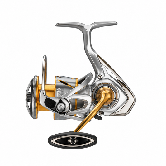 Daiwa Freams LT 4000C spininginė ritė, pilnai matoma kvadratiniame baltame fone