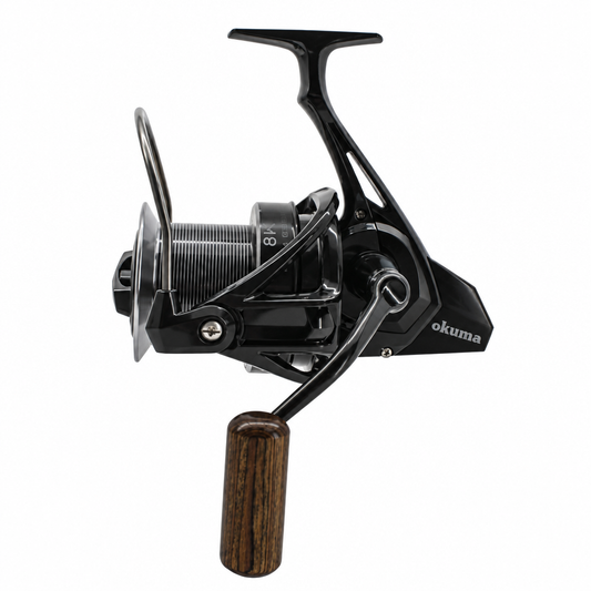Okuma 8K Long Cast ritė, pilnai matoma kvadratiniame baltame fone