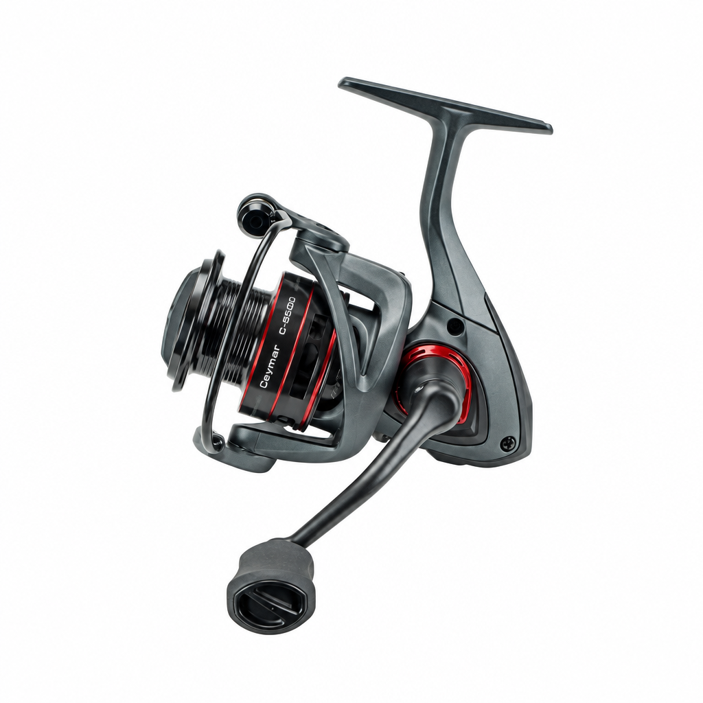 Okuma Ceymar C-2500A ritė, pilnai matoma kvadratiniame baltame fone