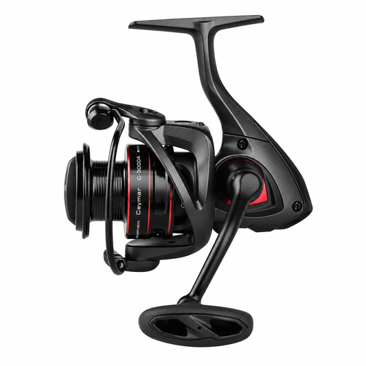 Okuma Ceymar C-3000XA ritė, pilnai matoma kvadratiniame baltame fone