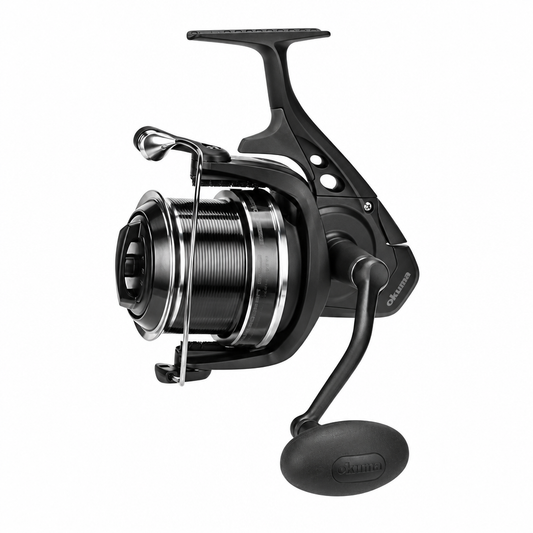 Okuma Black Bomber Spod ritė, pilnai matoma kvadratiniame baltame fone