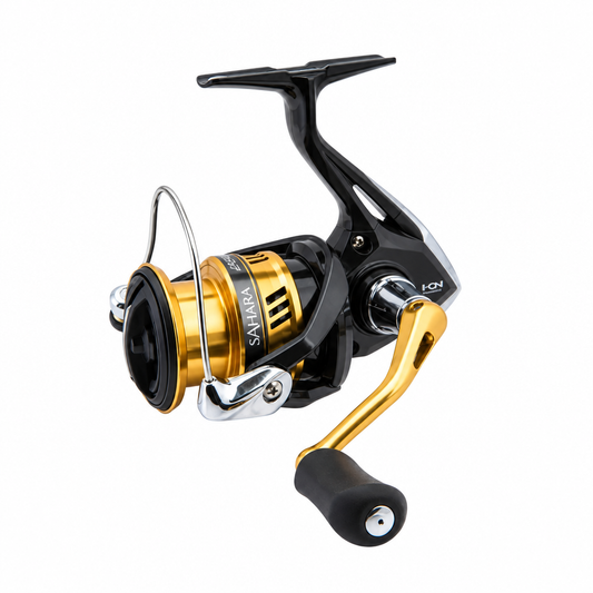 Shimano Sahara spininginė ritė, pilnai matoma kvadratiniame baltame fone