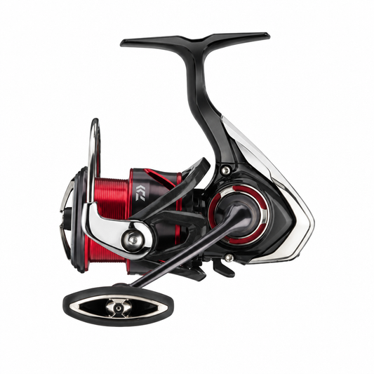 Daiwa 20 Fuego LT 4000-CP spininginė ritė, pilnai matoma kvadratiniame baltame fone