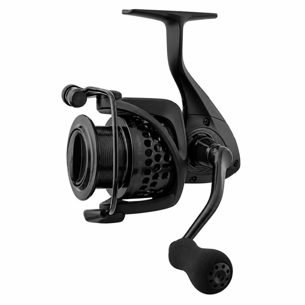 Okuma Custom Black Feeder ritė, pilnai matoma kvadratiniame baltame fone