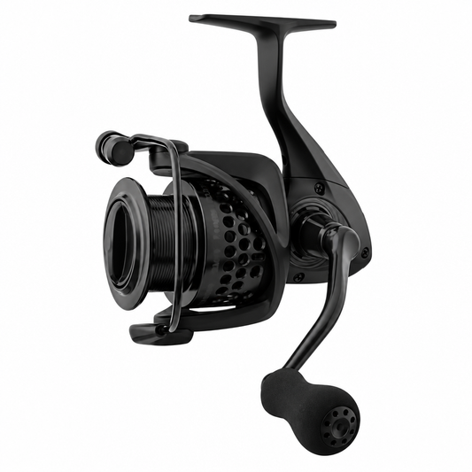 Okuma Custom Black Feeder ritė, pilnai matoma kvadratiniame baltame fone
