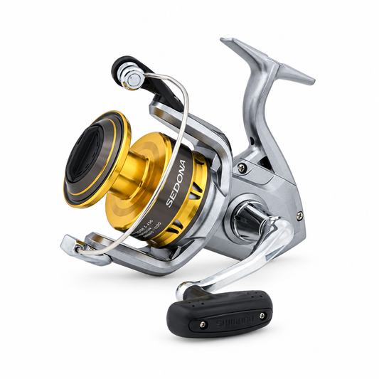 Shimano Sedona spininginė ritė, pilnai matoma kvadratiniame baltame fone
