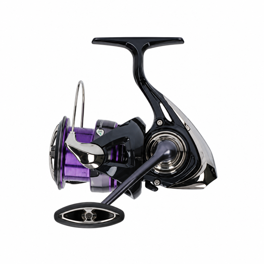 Daiwa ProRex X LT 2500 spininginė ritė, pilnai matoma kvadratiniame baltame fone